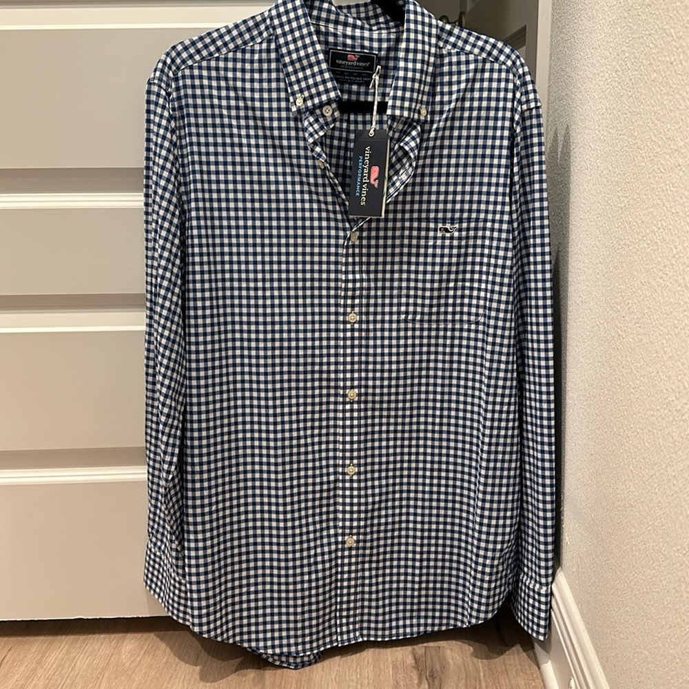 New!!!!!!  With tags!!!!  Vineyard Vines Large shirt